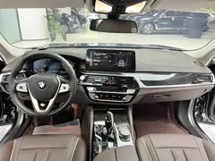 2022 BMW 5 Series 525Li Luxury Package, чёрный — фото 4