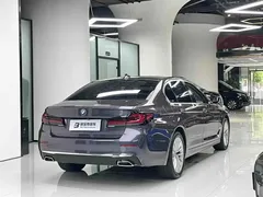 2022 BMW 5 Series 525Li Luxury Package, чёрный — фото 12