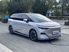 2024 Xpeng X9 702 Extra Long Range Max — фото 3