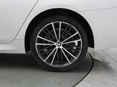2022 BMW 5 Series 530Li Leading M Sport Package, белый — фото 11