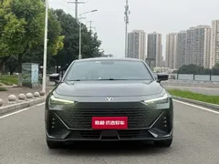 2022 Changan UNI-V 1.5T Premium — фото 2