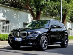 2021 BMW X5 xDrive40i Premium M Sport Package, чёрный — фото 1