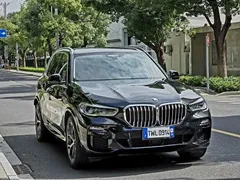 2021 BMW X5 xDrive40i Premium M Sport Package, чёрный — фото 3