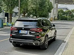 2021 BMW X5 xDrive40i Premium M Sport Package, чёрный — фото 14