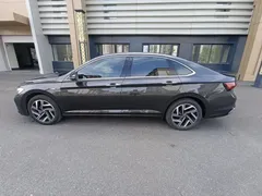 2023 Volkswagen Sagitar 280TSI DSG Plus, чёрный — фото 2