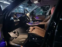 2022 BMW X7 xDrive40i Luxury Package, чёрный — фото 2