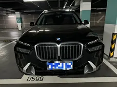 2022 BMW X7 xDrive40i Luxury Package, чёрный — фото 3