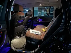2022 BMW X7 xDrive40i Luxury Package, чёрный — фото 5