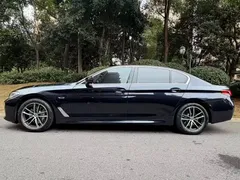 2022 BMW 5 Series 535Le PHEV M Sport Package, чёрный — фото 4