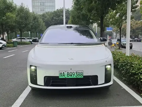 2025 Li Auto i8 Standard