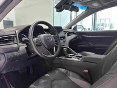 2021 Toyota Camry 2.0G Luxury, белый — фото 11