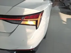 2022 Hyundai Elantra 1.5L CVT LUX Premium, белый — фото 8