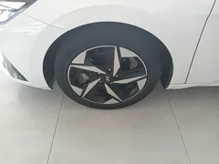 2022 Hyundai Elantra 1.5L CVT LUX Premium, белый — фото 23