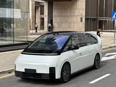 2025 Li Auto MEGA Ultra Smart Refresh, белый — фото 2