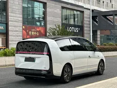 2025 Li Auto MEGA Ultra Smart Refresh, белый — фото 7