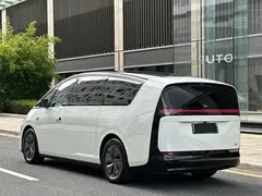 2025 Li Auto MEGA Ultra Smart Refresh, белый — фото 8