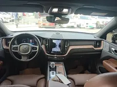 2023 Volvo XC60 4WD Luxury, белый — фото 10