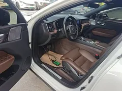 2023 Volvo XC60 4WD Luxury, белый — фото 16