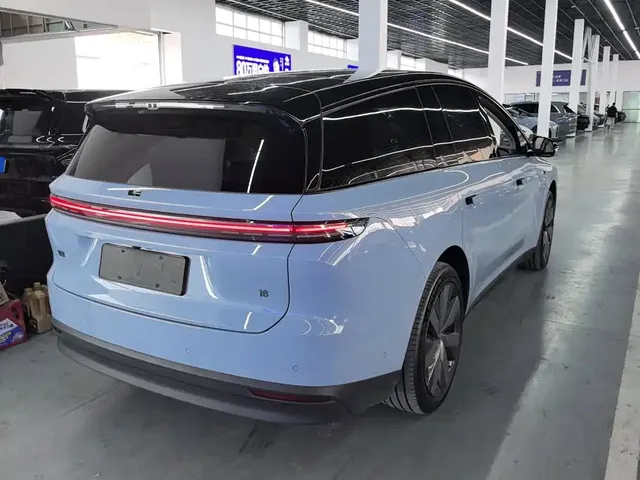 2025 Li Auto i8 Standard