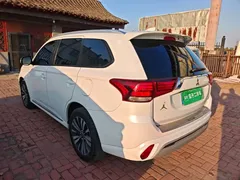 2021 Mitsubishi Outlander 2.0L 2WD 5, белый — фото 5
