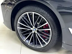 2023 BMW 5 Series 530Li Leading M Sport Package, чёрный — фото 17