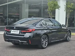 2022 BMW 5 Series 525Li M Sport Package, чёрный — фото 12