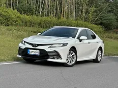 2021 Toyota Camry 2.0G Luxury, белый — фото 1