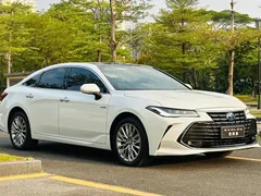 2023 Toyota Avalon Hybrid 2.5L 20th Anniversary Platinum Edition, белый — фото 3