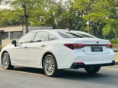 2023 Toyota Avalon Hybrid 2.5L 20th Anniversary Platinum Edition, белый — фото 4
