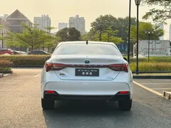 2023 Toyota Avalon Hybrid 2.5L 20th Anniversary Platinum Edition, белый — фото 5