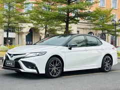 2023 Toyota Camry Hybrid 2.5HS Fashion, белый — фото 1