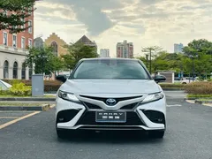 2023 Toyota Camry Hybrid 2.5HS Fashion, белый — фото 2