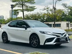 2023 Toyota Camry Hybrid 2.5HS Fashion, белый — фото 3