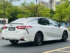 2023 Toyota Camry Hybrid 2.5HS Fashion, белый — фото 6