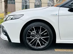 2023 Toyota Camry Hybrid 2.5HS Fashion, белый — фото 9