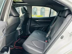 2023 Toyota Camry Hybrid 2.5HS Fashion, белый — фото 14