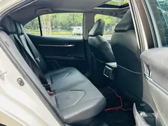 2023 Toyota Camry Hybrid 2.5HS Fashion, белый — фото 16