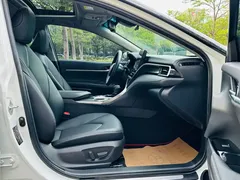 2023 Toyota Camry Hybrid 2.5HS Fashion, белый — фото 17