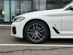 2022 BMW 5 Series 525i M Sport Package, белый — фото 5