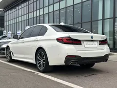 2022 BMW 5 Series 525i M Sport Package, белый — фото 13
