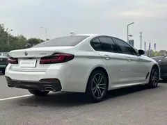 2022 BMW 5 Series 525i M Sport Package, белый — фото 14
