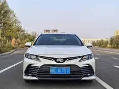 2021 Toyota Camry Hybrid 2.5HGVP Leading, белый — фото 2