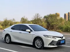 2021 Toyota Camry Hybrid 2.5HGVP Leading, белый — фото 3