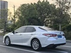 2021 Toyota Camry Hybrid 2.5HGVP Leading, белый — фото 4