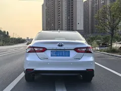 2021 Toyota Camry Hybrid 2.5HGVP Leading, белый — фото 5