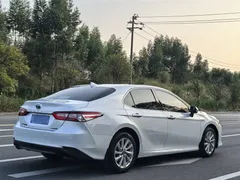 2021 Toyota Camry Hybrid 2.5HGVP Leading, белый — фото 6