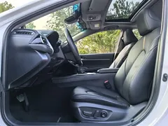 2021 Toyota Camry Hybrid 2.5HGVP Leading, белый — фото 7