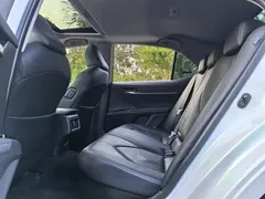 2021 Toyota Camry Hybrid 2.5HGVP Leading, белый — фото 8