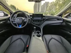2021 Toyota Camry Hybrid 2.5HGVP Leading, белый — фото 9