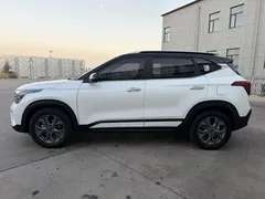 2023 Kia Seltos 1.5L CVT Luxury, белый — фото 3